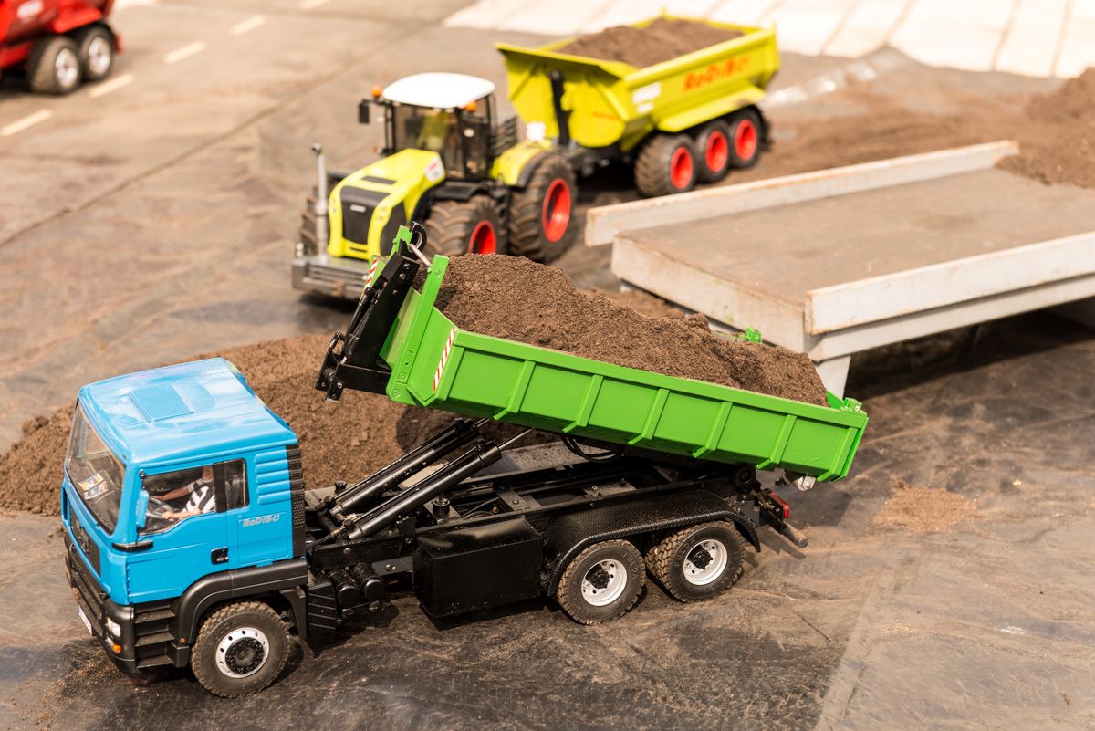 Dump Truck vs Roll Off